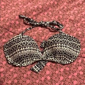 Bikini top with detachable straps